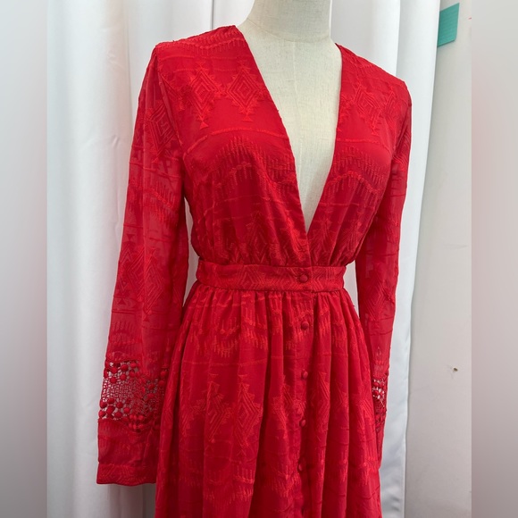 Red maxi dress sheet material body line except for arm. - Picture 10 of 15